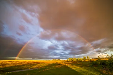 Un arcobaleno vicino al tramonto in Alberta, 31 maggio 2014